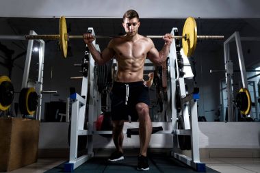 spor salonunda ağız kavgası yaparken çıplak bir gövde ile adam