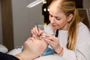 Ana salonda kirpik kız artırır