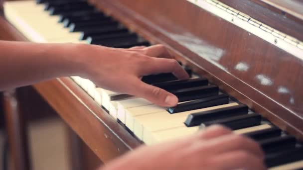 Man spelar piano — Stockvideo