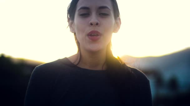 Mooi meisje zingen in de zonsondergang — Stockvideo