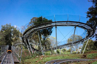 Mavi gökyüzü ile lunapark treni