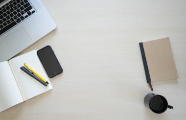 Ofis Masaları laptop, defter, kalem, kalem ve telefon ile 