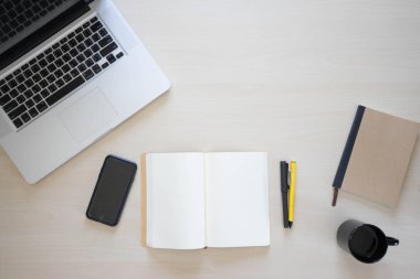 Ofis Masaları laptop, defter, kalem, kalem ve telefon ile 