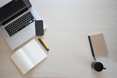 Ofis Masaları laptop, defter, kalem, kalem ve telefon ile 