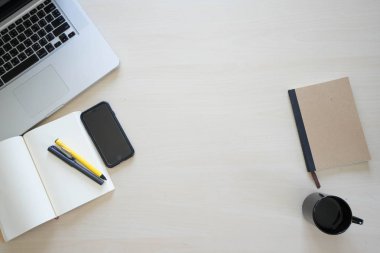 Ofis Masaları laptop, defter, kalem, kalem ve telefon ile 
