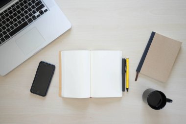 Ofis Masaları laptop, defter, kalem, kalem ve telefon ile 