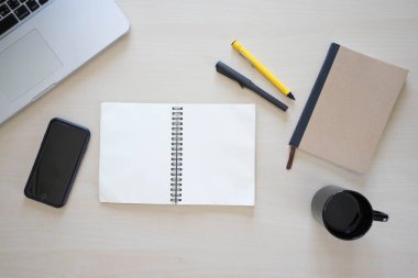 Ofis Masaları laptop, defter, kalem, kalem ve telefon ile 