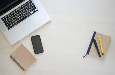 Ofis Masaları laptop, defter, kalem, kalem ve telefon ile 