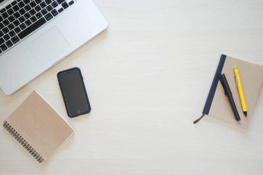Ofis Masaları laptop, defter, kalem, kalem ve telefon ile 
