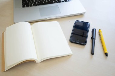 Ofis Masaları laptop, defter, kalem, kalem ve telefon ile 