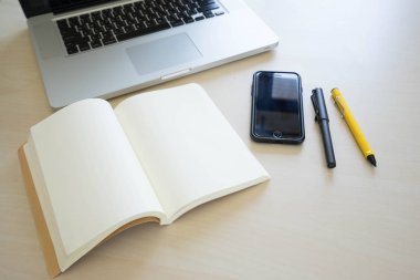 Ofis Masaları laptop, defter, kalem, kalem ve telefon ile 