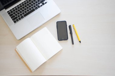 Ofis Masaları laptop, defter, kalem, kalem ve telefon ile 