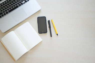 Ofis Masaları laptop, defter, kalem, kalem ve telefon ile 