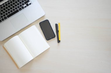 Ofis Masaları laptop, defter, kalem, kalem ve telefon ile 