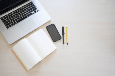 Ofis Masaları laptop, defter, kalem, kalem ve telefon ile 