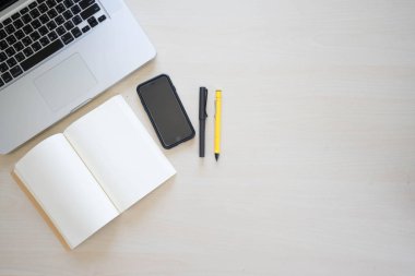 Ofis Masaları laptop, defter, kalem, kalem ve telefon ile 