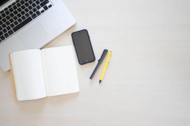 Ofis Masaları laptop, defter, kalem, kalem ve telefon ile 