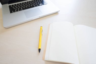 Ofis Masaları laptop, defter, kalem, kalem ve telefon ile 