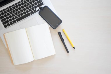 Ofis Masaları laptop, defter, kalem, kalem ve telefon ile 