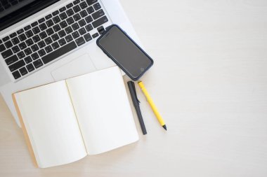 Ofis Masaları laptop, defter, kalem, kalem ve telefon ile 