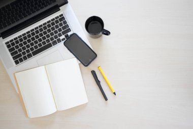 Ofis Masaları laptop, defter, kalem, kalem ve telefon ile 