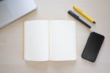 Ofis Masaları laptop, defter, kalem, kalem ve telefon ile 