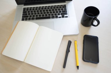 Ofis Masaları laptop, defter, kalem, kalem ve telefon ile 