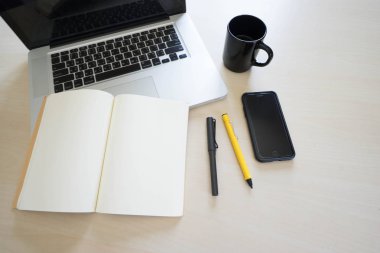 Ofis Masaları laptop, defter, kalem, kalem ve telefon ile 