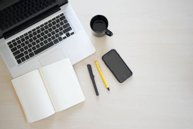 Ofis Masaları laptop, defter, kalem, kalem ve telefon ile 