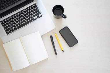 Ofis Masaları laptop, defter, kalem, kalem ve telefon ile 