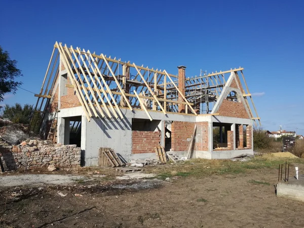 Nový dům ve výstavbě s dřevěným rámem střechy — Stock fotografie
