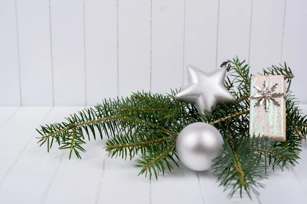 Рождественское украшение на белом полосатом фоне - избирательный фокус, копировальное пространство — стоковое фото
