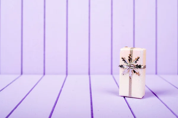 Décoration de Noël sur fond rayé violet - sélectif — Photo