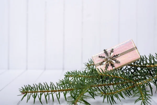 Рождественское украшение на белом полосатом фоне - выборочный фокус, копировальное пространство — стоковое фото