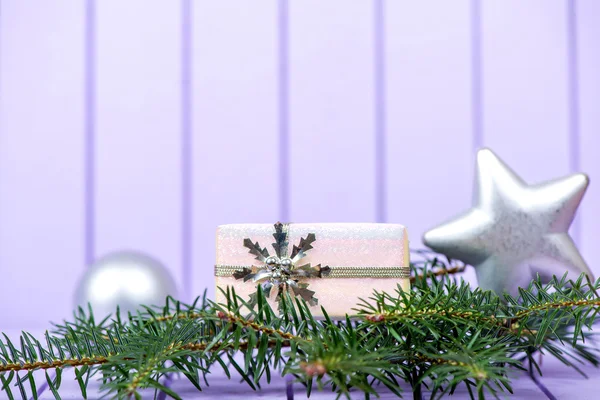 Рождественское украшение на фиолетовом полосатом фоне - селективно — стоковое фото