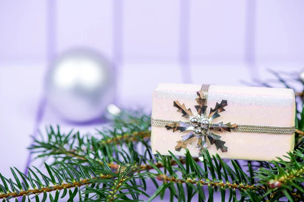 Karácsonyi dekoráció a lila csíkos háttér - szelektív — Stock Fotó