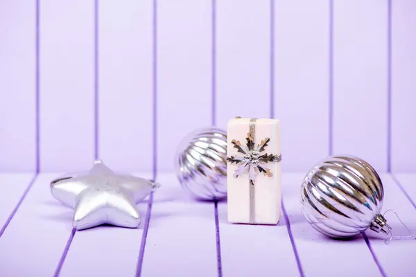 紫色的条纹背景-选择性的圣诞装饰 — 图库照片