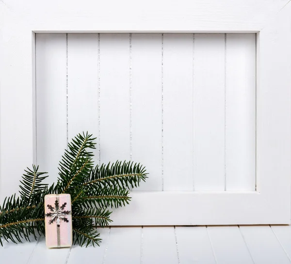 Белый деревянный каркас и рождественские украшения на белом фоне — стоковое фото