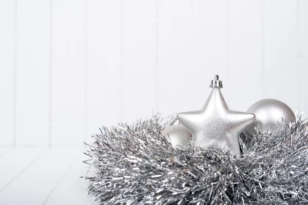 Рождественские украшения на белом фоне - избирательный фокус, копировальное пространство — стоковое фото