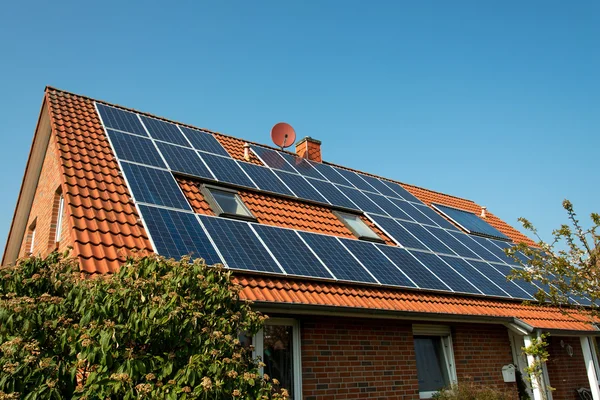 Panel solar en un techo rojo —  Fotos de Stock