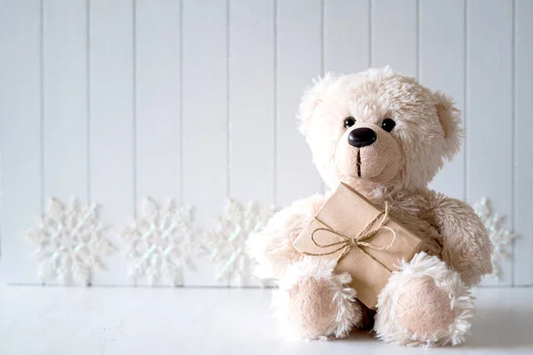 White Christmas background with teddy bear - copy space — Stock Photo, Image