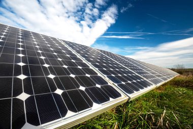 Güneş paneli, fotovoltaik, alternatif elektrik kaynağı - seçici odak, kopyalama alanı