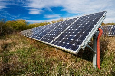 Güneş paneli, fotovoltaik, alternatif elektrik kaynağı - seçici odak, kopyalama alanı