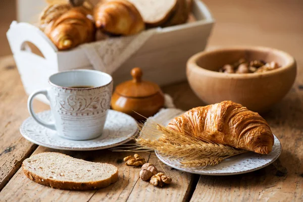 Breakfast with freshly baked croissants - vintage style — Stock Photo, Image