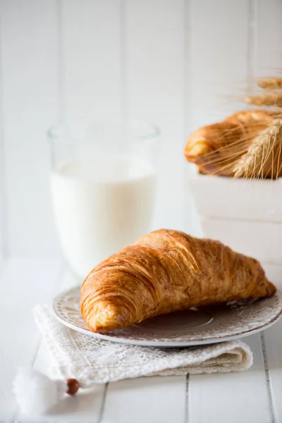 갓 구운된 크루아상-수직 방향으로 아침 식사 — 스톡 사진