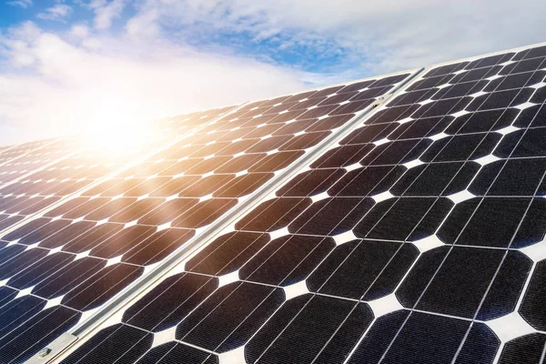 Güneş paneli, fotovoltaik, alternatif elektrik kaynağı - seçici odak, kopyalama alanı