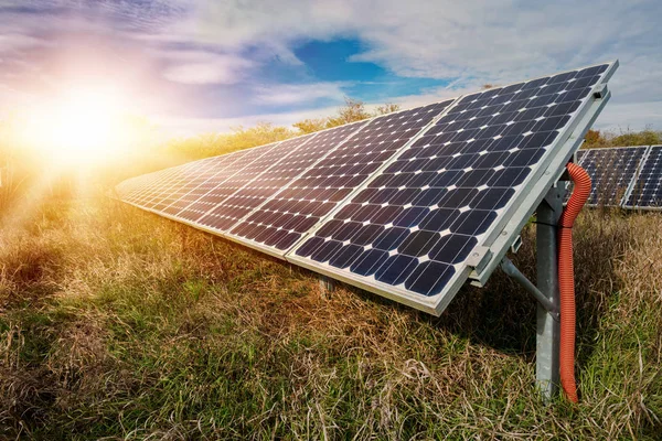 Panel solar, fotovoltaico, fuente de electricidad alternativa - enfoque selectivo, espacio de copia —  Fotos de Stock