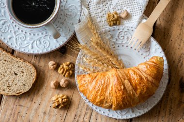 Kahvaltı taze pişmiş kruvasanlar ile