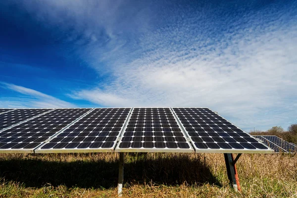 Fotovoltaïsche panelen - bron van alternatieve elektriciteit — Stockfoto