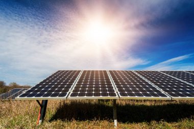 Güneş paneli, fotovoltaik, alternatif elektrik kaynağı - seçici odak, kopyalama alanı